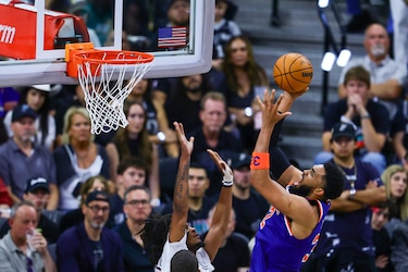 Los Knicks superan a los Spurs y toman ventaja de 2-0