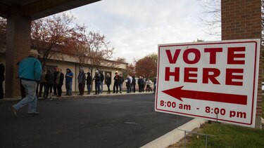 Trump hace mutis, en medio de las votaciones legislativas