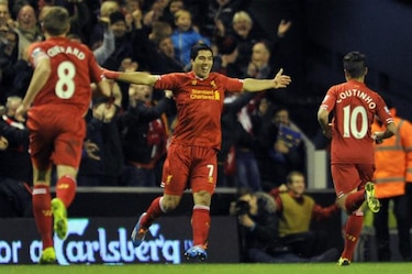 Suárez marca cuatro goles en triunfo del Liverpool; Arsenal se consolida