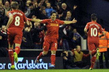 Suárez marca cuatro goles en triunfo del Liverpool; Arsenal se consolida