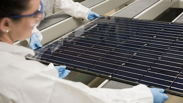 Qué es la perovskita, el "material maravilloso" que impulsa la revolución de la energía solar