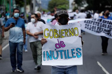 Opositores salen a las calles de El Salvador para protestar contra Bukele en el Día de la Independencia