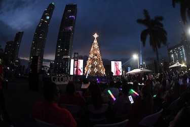 El árbol navideño de la ciudad de Panamá brilla en la cinta costera