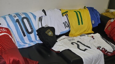 Aduanas retiene cargamento de suéteres de selecciones mundialistas