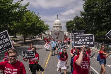 Providas festejan mientras que los defensores del aborto prometen seguir en su lucha en Estados Unidos