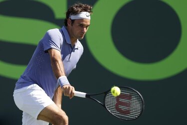 Federer cumple y se planta en octavos tras superar a De Bakker