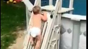 Video viral de un niñito trepando una puerta de seguridad