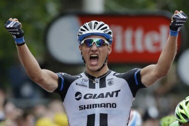 Kittel festeja una nueva victoria en el Tour