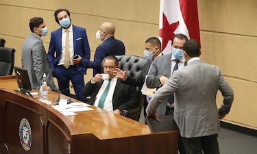 Asamblea separa del cargo a tres funcionarios por polémica compra de mascarillas