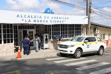 Fiscalía Electoral inspecciona buses pero no logra ubicar a la alcaldesa Stefany Peñalba