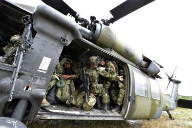 Guerrilleros de las FARC atacan de nuevo; asesinan a policía y hieren a otros cuatro