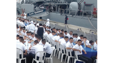 Mil marinos peruanos logran récord Guinness