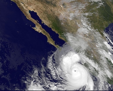 Alerta máxima en Baja California por huracán Odile