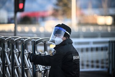 Jefe de OMS y primer ministro chino se reúnen para hablar sobre los orígenes de la pandemia