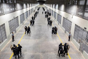 El presidente de El Salvador inaugura cárcel para unos 40 mil pandilleros