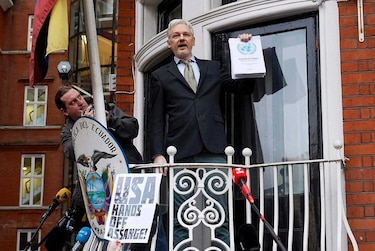 Assange clama 'victoria' desde el balcón de la embajada de Ecuador en Londres
