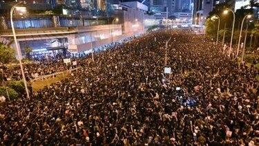 Otra megamanifestación en Hong Kong fuerza a jefa de gobierno a pedir 'disculpas'