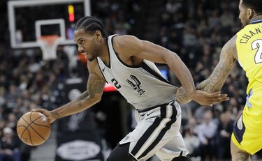 Spurs doblegan a Nuggets por paliza
