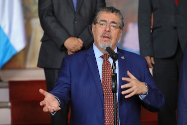El presidente de Guatemala destituye a ministra por uso indebido de vehículos oficiales