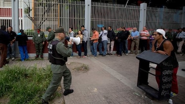 Venezolanos que se comen papeleta de voto, entre incidentes de legislativas