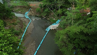 Instalan nueva barrera en el río Matías Hernández para reducir residuos