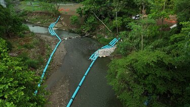 Instalan nueva barrera en el río Matías Hernández para reducir residuos