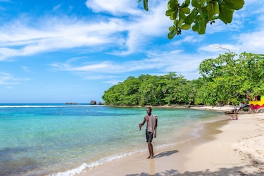 La paradisíaca isla del Caribe donde sus habitantes no tienen derecho a usar las playas