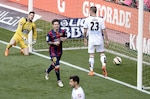 Barcelona empata con doblete de Messi en un Camp Nou rendido a Xavi