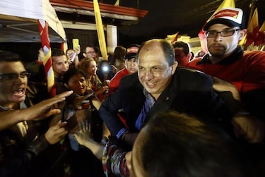 Candidato de centro sorprende y va a balotaje, izquierda decepciona
