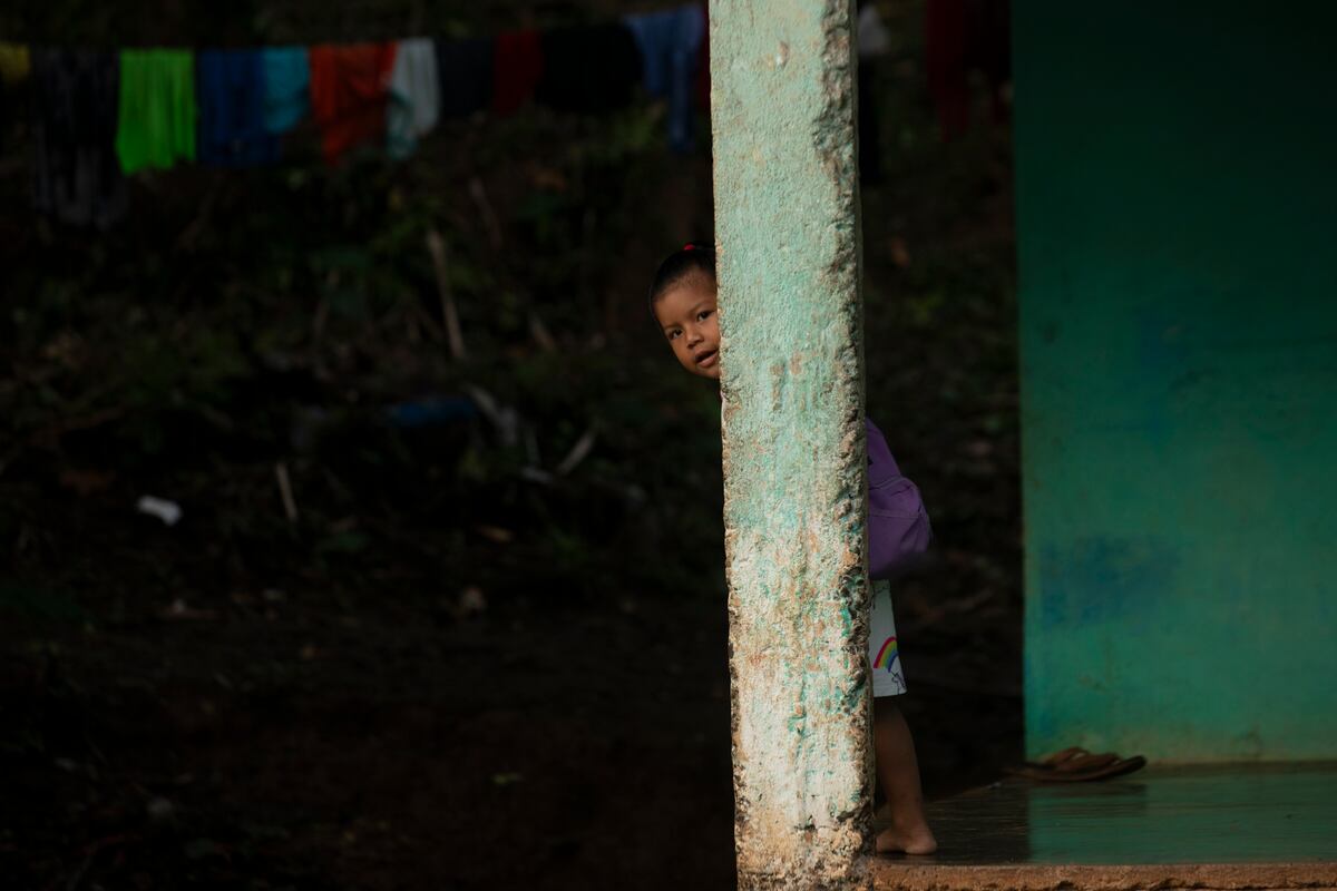 Los pueblos empapados de pobreza que caminan entre montañas ricas en oro y cobre