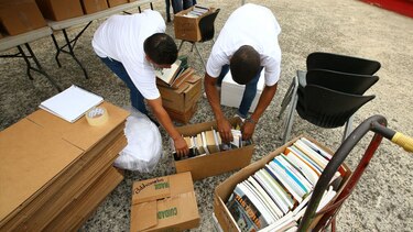 Recolecta de libros en el parque Omar