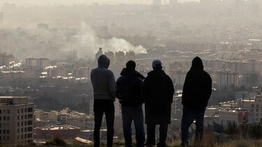 Puntos de control en la calles y filas para comprar pan: qué pasa en Irán conforme se intensifican los ataques