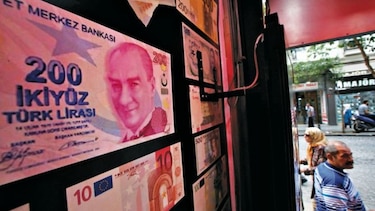 Lira, debilitada ante nuevas amenazas