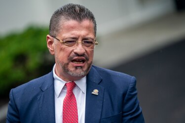 El presidente de Costa Rica sale con éxito de una operación de próstata