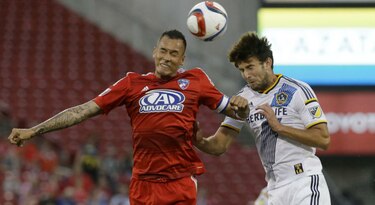 Blas le anota su segundo gol a Penedo en triunfo del FC Dallas