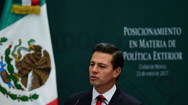 Presidente mexicano Enrique Peña Nieto rechaza muro fronterizo y evalúa si se reúne con Donald Trump