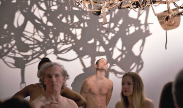 Museo en París acepta visita de nudistas