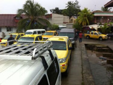 Transportistas de Isla Colón protestan; denuncian competencia desleal para Carnaval