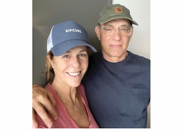 Tom  Hanks, aislado por el virus, llama a seguir indicaciones