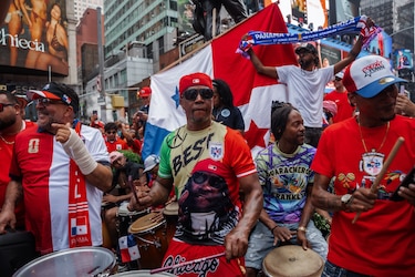Times Square se tiñe de rojo con el banderazo panameño