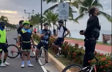 Ciclistas denuncian que conductor casi los arrolla en la Calzada de Amador