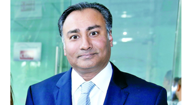Empresario Navin Bhakta también salió del país