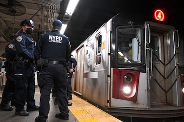 A 23 aumentan los heridos en tiroteo en metro de Nueva York; Policía busca al sospechoso