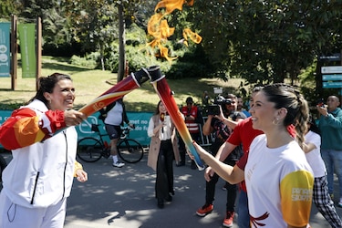 Fuego Panamericano llega a Santiago y recorre las calles en su ruta hacia el Estadio Nacional