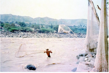 Los pescadores de Isla del Sol en el río Magdalena, 1970