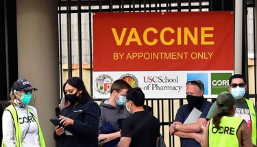 Vacunados pueden reunirse sin mascarilla, según las autoridades sanitarias estadounidenses