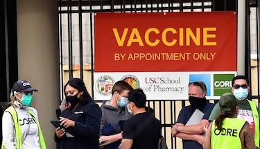 Vacunados pueden reunirse sin mascarilla, según las autoridades sanitarias estadounidenses