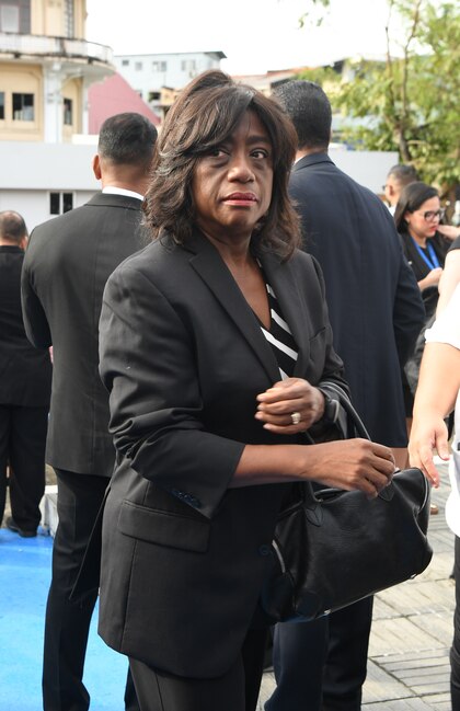 Bolo Flores anuncia que no refrendará la compra directa de las laptops y esta fue la reacción de la ministra