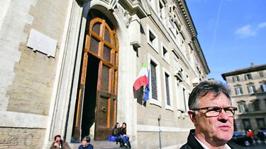 Comisión vaticana separa a un miembro