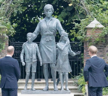 Príncipes Guillermo y Enrique inauguran estatua de Diana